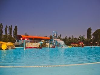 Бассейн с участками гидромассажа