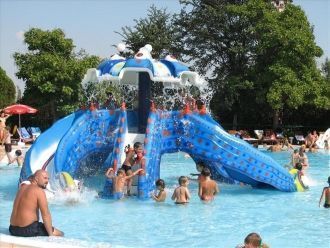 Парк вмещает детские и игровые площадки,