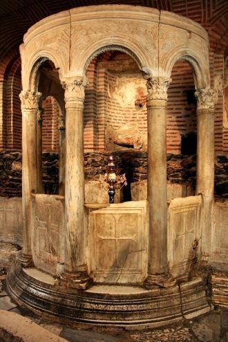 Крипта базилики (навес с колоннами)