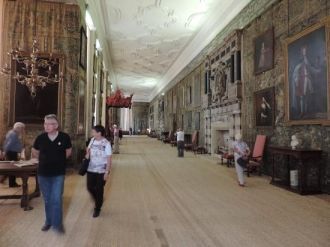 Здесь повсюду дорогая мебель XVI века, к