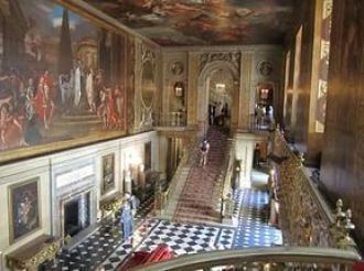 Огромные мраморные лестницы ведут в роск