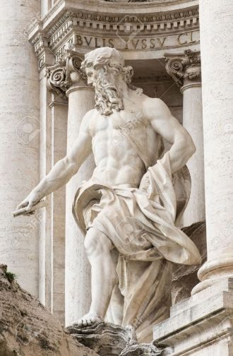 В центре первого яруса расположился бог 