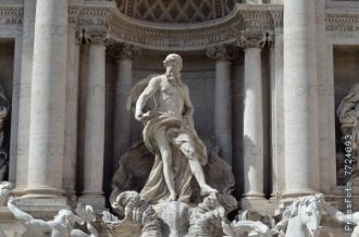 Бог возвышается на раковине-колеснице, к