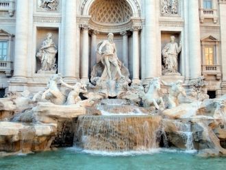 А в нишах палаццо расположились две боги