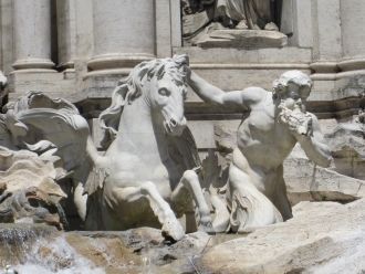 Два коня, справа буйный, а слева спокойн