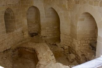 Ниже основания форта находятся несколько