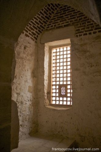 Множество комнат для солдат, тюрьма, ком