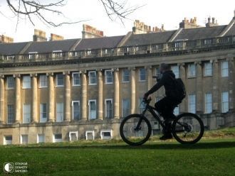 Всего колонн 114, каждая из них в диамет