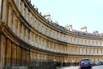 В полумесяц входят тридцать зданий высот