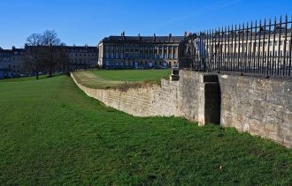 Перед Королевским полумесяцем находится 