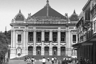 На участке, выбранном для здания, находи