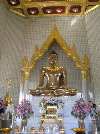 статуя Золотого Будды из чистого золота