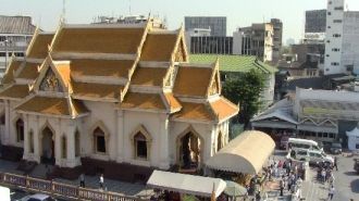 Храм Золотого Будды, вид с соседнего зда