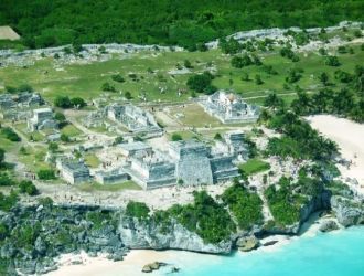 Расположение города у моря было выбрано 