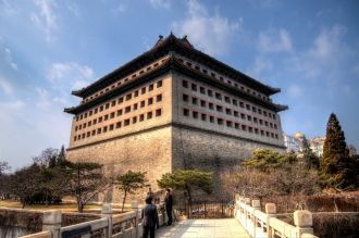 Извилистые дорожки, пагоды с ярусными кр