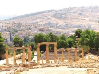 Современный Джераш на фоне древнего смот