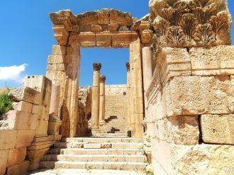 Вот лестница в Храм Дионисия. Храм, поми