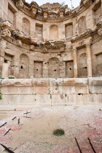 Антикварные чаши возре Храма Артемиды в 