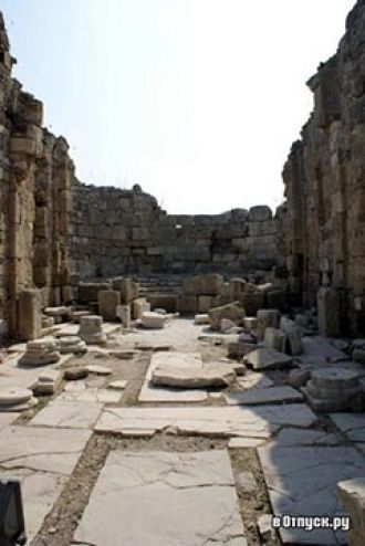 Развали дворца епископа и базилика.