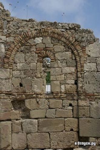 Детали дворца епископа и базилика.