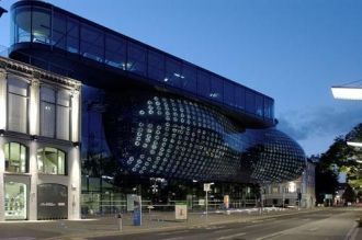 Он расположен в 500 метрах от дворца Шло