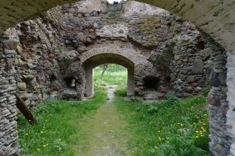 За главной стеной старого дома-крепости 