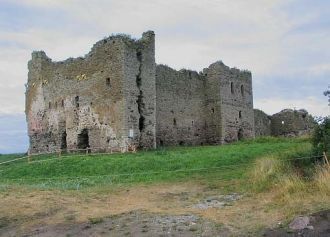 Замок расширили,так что он представлял и