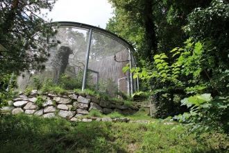 Один из многочисленных вольеров зоопарка