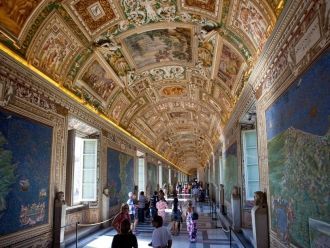 Галерея соединяет Сикстинскую капеллу и 