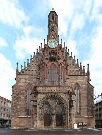 Одноименная мюнхенской, церковь нескольк