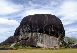 Высота скалы составляет 35 м и расположе