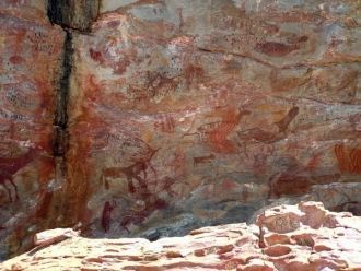 Наскальные рисунки выполнены бело-розово