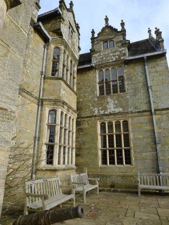 Здание XVI века Вэйкхерст-Плейс построен