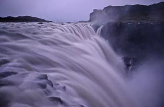 Её истоки уходят в глубину ледника Ванае