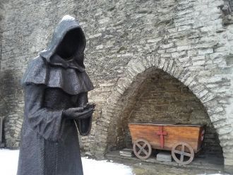 Мрачная фигура рыцаря без лица под капюш