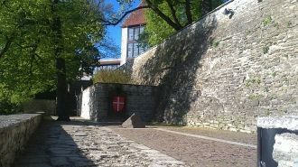 Примерно на середине лестницы установлен