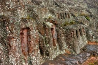 Огромный холм, возвышающийся над располо