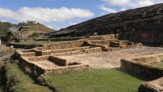 Здесь же находятся руины города инков, п