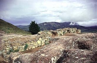 На территории находиться скальная порода