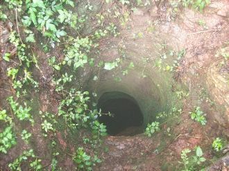 Отверстие вырубленный в скале и достаточ