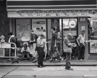 Везде — в барах, парках и ресторанах — в