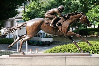 Статуя лошади у ипподрома Хэппи-Вэлли.