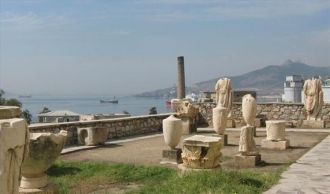 Местность богата древними руинами, здесь