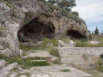 А справа, на склоне горы посетители могу