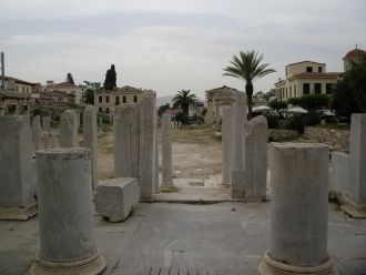 Восточные пропилеи (вход на агору). Коло