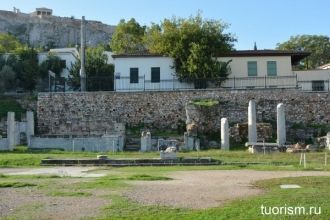 В центре южной части стоа, возможно, нах