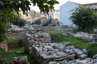 Часть Римской агоры по другую сторону ул