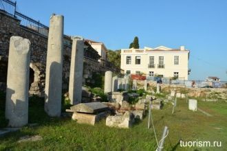 Часть стоа в юго-западном углу Римской а