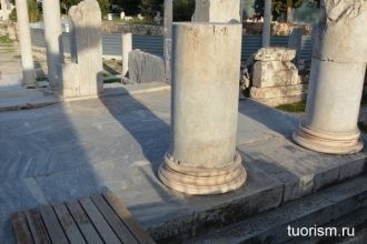 Стилобат (фундамент), колонны колоннады 