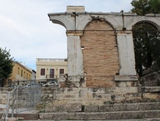 На архитраве арочного входа была выграви